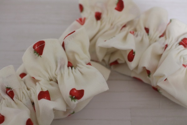 苺のシュシュタイプの首輪
布で覆われたゴム製シュシュ。この伸縮性が安全性の秘密